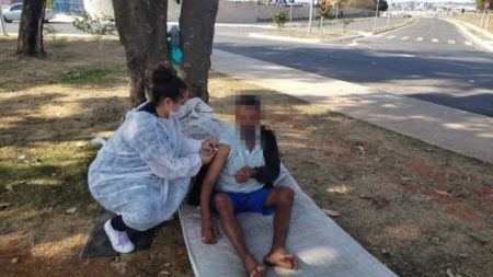Moradores em situação de rua são imunizados contra a COVID-19