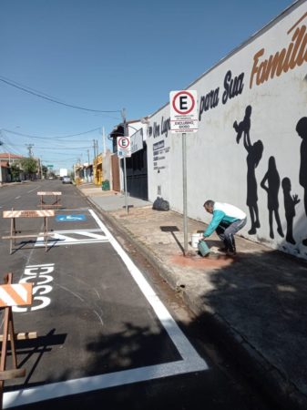 Prefeitura implanta sinalização de solo e realiza ações para organizar trânsito em duas vias da cidade