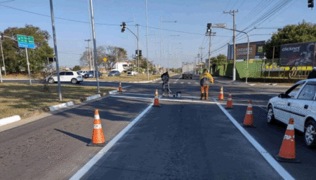 Cruzamentos da Avenida Olívio Franceschini ganham reforço na sinalização de trânsito