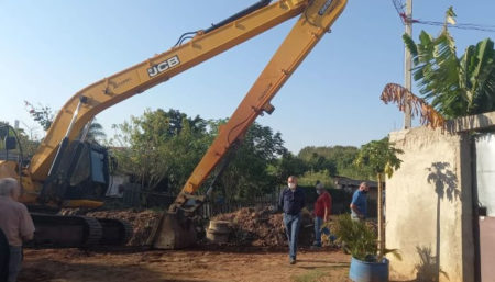 Serviços nas margens do Ribeirão Jacuba é realizado afim de evitar enchentes na temporada das chuvas de verão