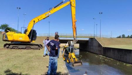 Limpeza em trechos do Ribeirão Jacuba são realizadas a fim de evitar enchentes