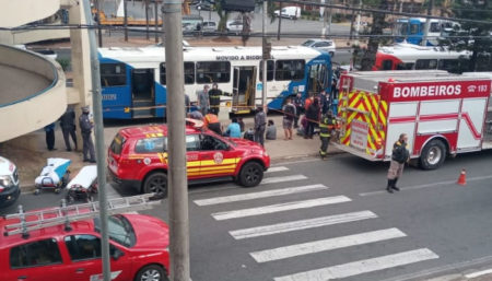 Acidente com dois ônibus na Prestes Maia deixa vítimas leves