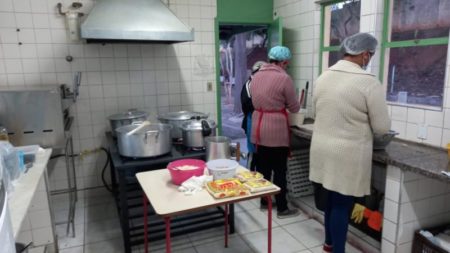 Parceria entre Prefeitura e ONG disponibilizou alimentação para aproximadamente 50 pessoas na noite de sexta-feira