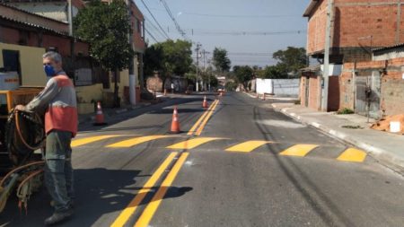 Vias do Jardim Santiago ganham sinalização viária
