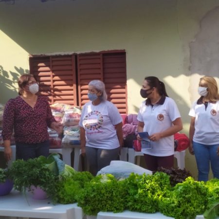 Famílias vulneráveis do Jd Amanda recebem cobertores do Fundo Social