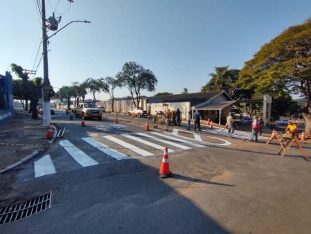 Por organização do trânsito, sinalização de solo é reforçada na Vl. Real em local onde há feira livre