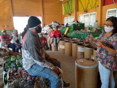 Cooperados que atuam na coleta seletiva recebem palestra sobre compostagem da Prefeitura