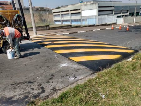 Prefeitura implanta e sinaliza lombadas no Jardim Nova Europa