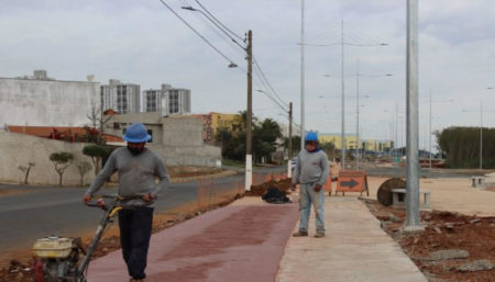 Lago da Fé avança na etapa de instalação dos postes com luminárias de LED