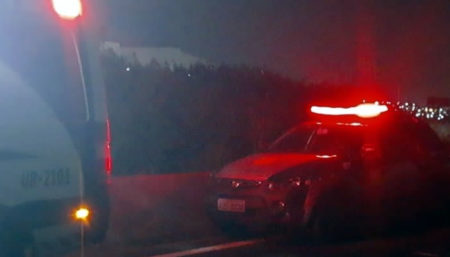 Guardas Municipais resgatam motociclista em acidente na alça da SP101 com a Bandeirantes