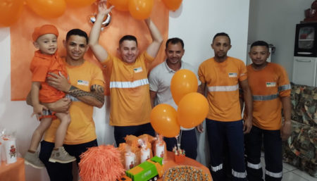 Menino de 3 anos ganha festa de aniversário com homenagem a coletores de lixo em Hortolândia