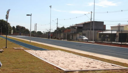Vagas para crianças praticarem salto à distância e arremesso de peso no Amanda