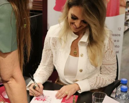 Fernanda Hernandes prepara tarde de autógrafos em Campinas