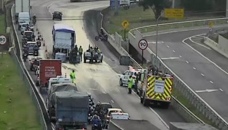 Carga de adubo cai na pista e parte da Dom Pedro fica interditada