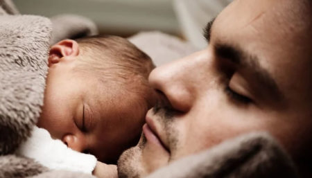 Por que roncamos ao dormir de barriga para cima?