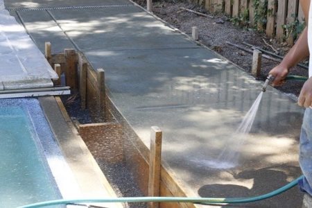 Cidade da região vai multar quem lavar calçada