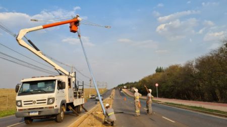 Postes com luminárias LED começam ser erguidos na Av. Thereza Ana Cecon Breda