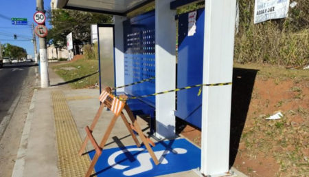 Seis novos abrigos de ônibus ganham pictograma de Pessoa com Deficiência em Hortolândia