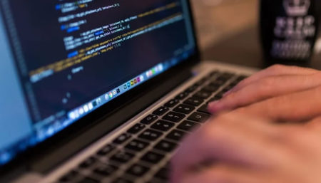 USP oferece 120 vagas em curso gratuito de programação para mulheres do Ensino Médio