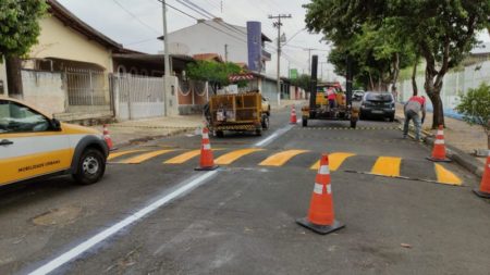 Para proteger a comunidade escolar, Prefeitura reforça sinalização no entorno de escolas