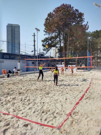 Equipe de vôlei de praia do projeto Escolinhas Esportivas disputa competição oficial em São Paulo
