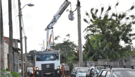 Estrada do Furlan começa a receber postes de rede elétrica que beneficiarão cerca de 230 famílias