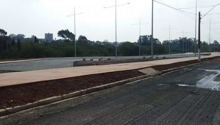 Recape na av. Joaquim Martarolli melhora condições viárias ao lado do Pq. Lago da Fé