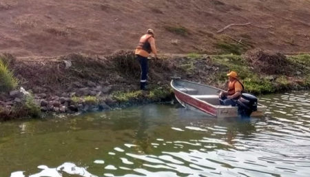 Barco auxilia equipes da Prefeitura de Hortolândia na limpeza do espelho d’água do Lago da Fé