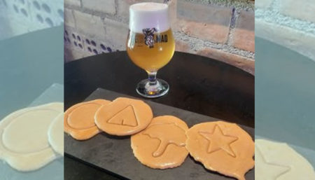 Bar de Curitiba dá cerveja para quem recortar o biscoito de Round 6