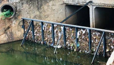 Prefeitura orienta população a fazer o descarte correto de resíduos para evitar acúmulo de lixo em lagoas