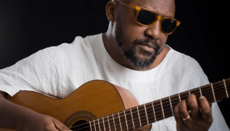 Cantor Renato Gama fará show presencial gratuito neste domingo (07/11)