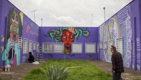Arte em graffiti, feita por mulheres, leva cores e imagens fortes à fachada do Caism em Hortolândia