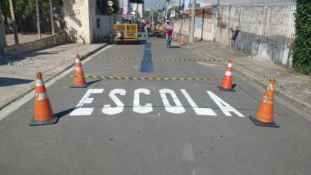 Rua em frente à Escola Municipal agora tem sentido único de direção, confira: