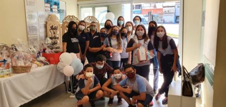 Gestantes atendidas pelo Hospital Municipal recebem kits de higiene pessoal de alunos do Colégio Unasp