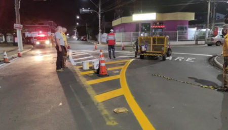 Trabalhos de sinalização de trânsito reforçam segurança viária ao redor da praça A Poderosa