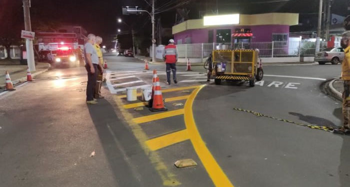 Trabalhos de sinalização de trânsito reforçam segurança viária ao redor da praça A Poderosa