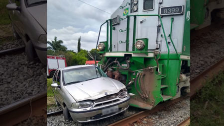Trem colide contra carro no bairro Vila Real