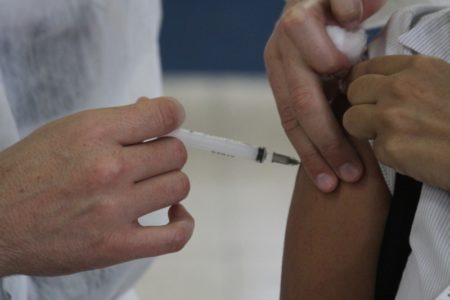 Prefeitura realização vacinação de 1ª, 2ª e 3ª doses contra a COVID-19 no Shopping Hortolândia, nesta quinta-feira (16/12)