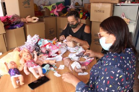 Fundo Social de Hortolândia restaura bonecas para presentear crianças carentes