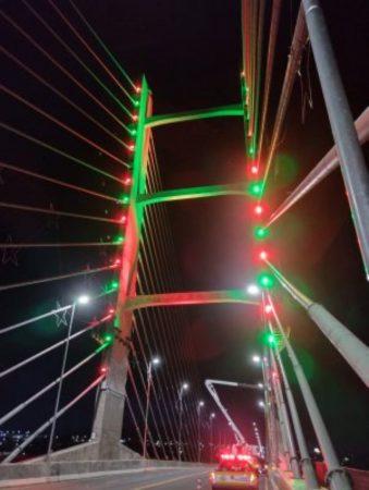 Clima natalino: Prefeitura de Hortolândia ilumina Ponte da Esperança nas cores verde e vermelha