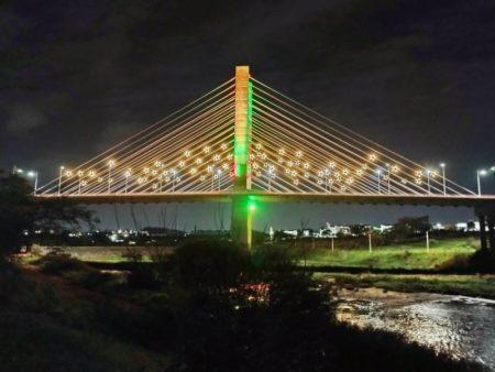 Luzes e adereços deixam Ponte da Esperança em clima de Natal