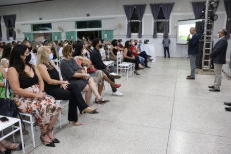 Prefeitura apresenta a profissionais da área novo currículo próprio da Educação