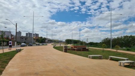 Usuários já aproveitam pista de caminhada na área em ampliação do Pq. Lago da Fé