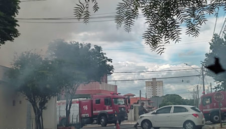 Incêndio em depósito no Jardim Nossa Senhora de Fátima assustou Moradores