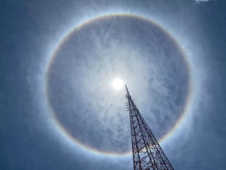 Halo solar é visto no céu da RMC