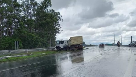 Motorista perde controle de Caminhão na SP-101 e colide contra guardrail