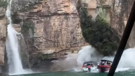 Rocha desaba em cima de lancha em Capitólio (MG)