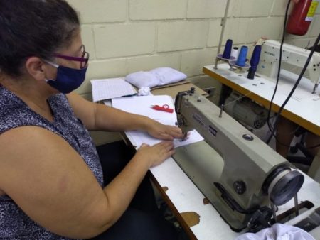 Prefeitura produz máscaras de proteção facial para entregar aos alunos na retomada do ano letivo em Hortolândia