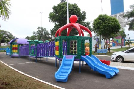 Praça “A Poderosa” ganha brinquedão infantil