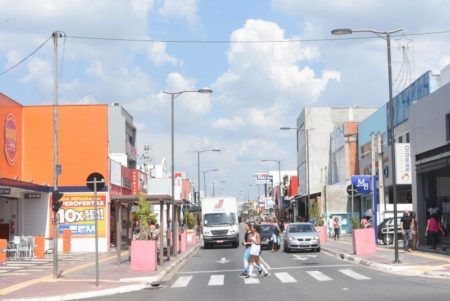 Prefeitura volta proibir estacionar em via do Centro, confira